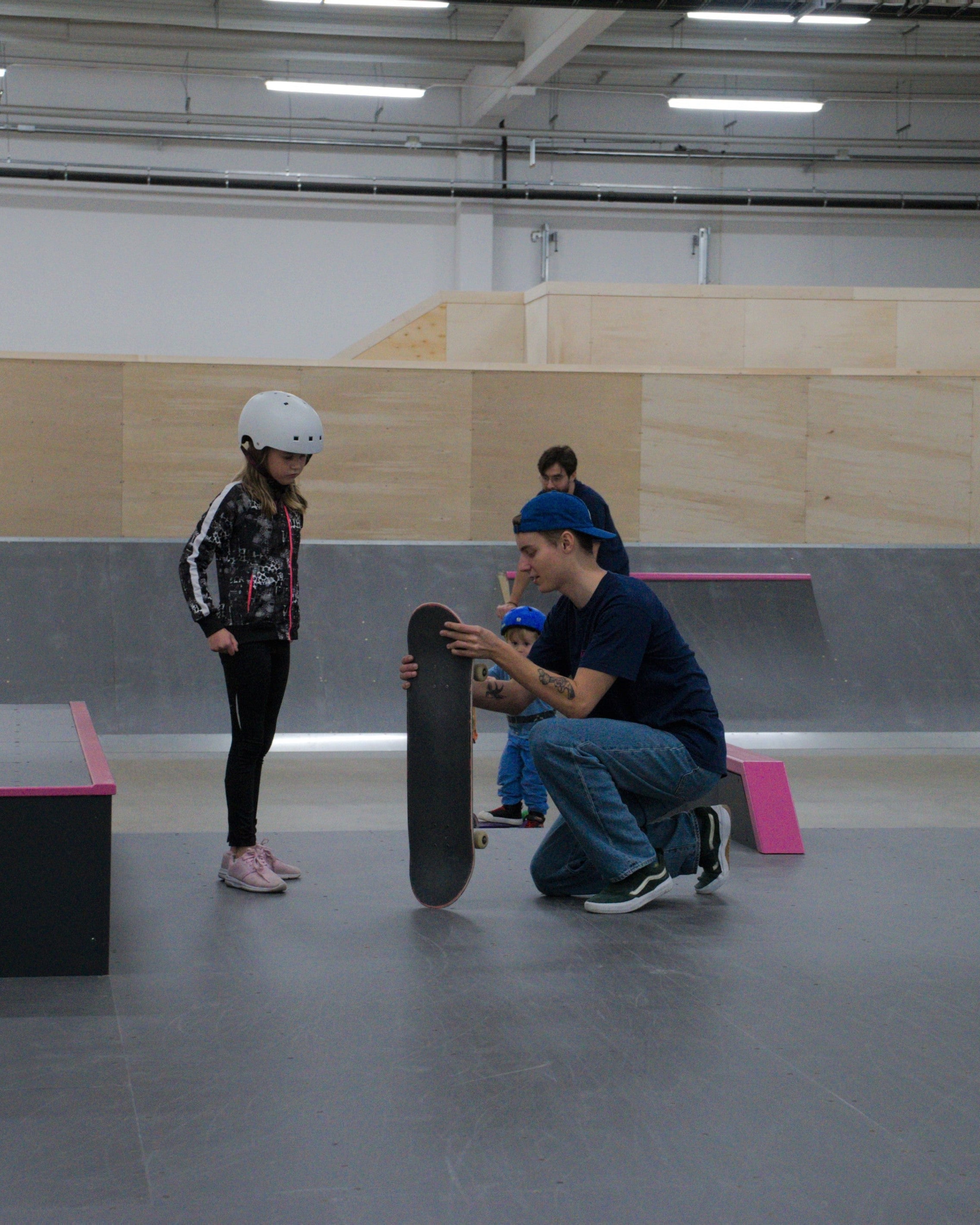 Lär dig skateboard på våra kurser för barn och vuxna på Wallride skatehall i Växjö.