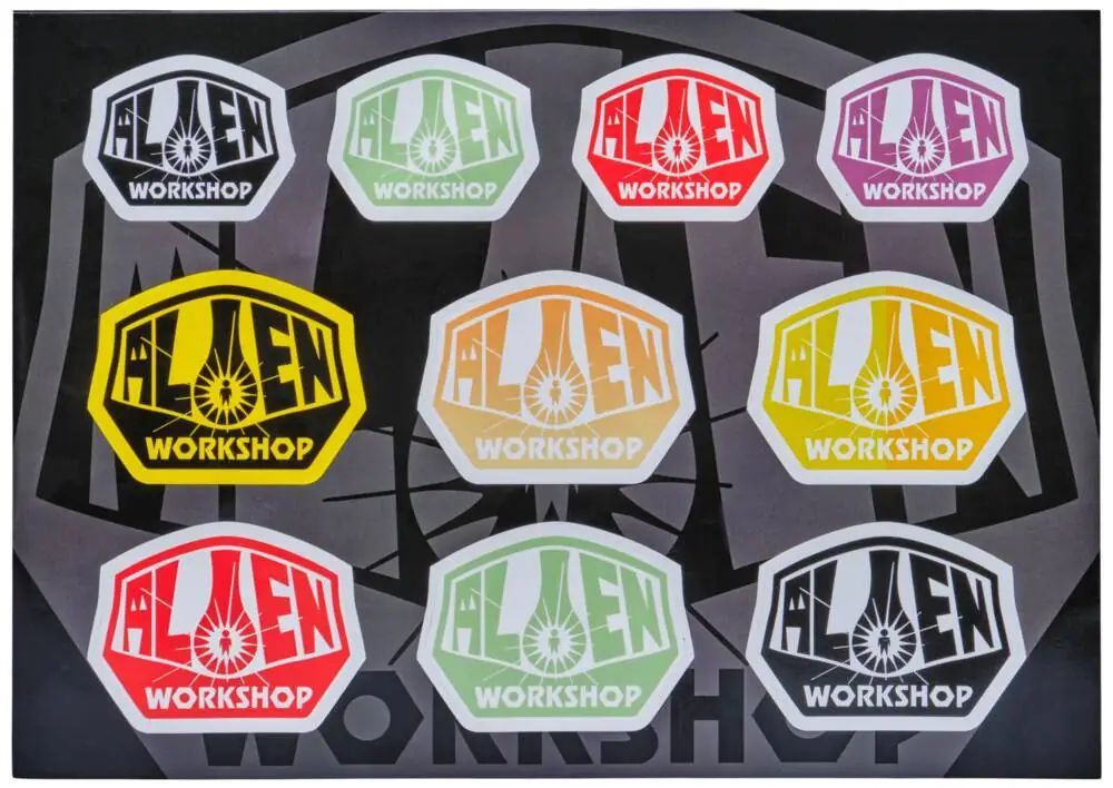 Produktbild av Alien Workshop Logo Merchandise som visar upp företagets ikoniska logotyp med moderna designelement, perfekt för fans av skateboardkultur och streetwear. Idealisk som ett stiligt tillskott till garderoben eller som en gåva till entusiaster av urban livsstil.