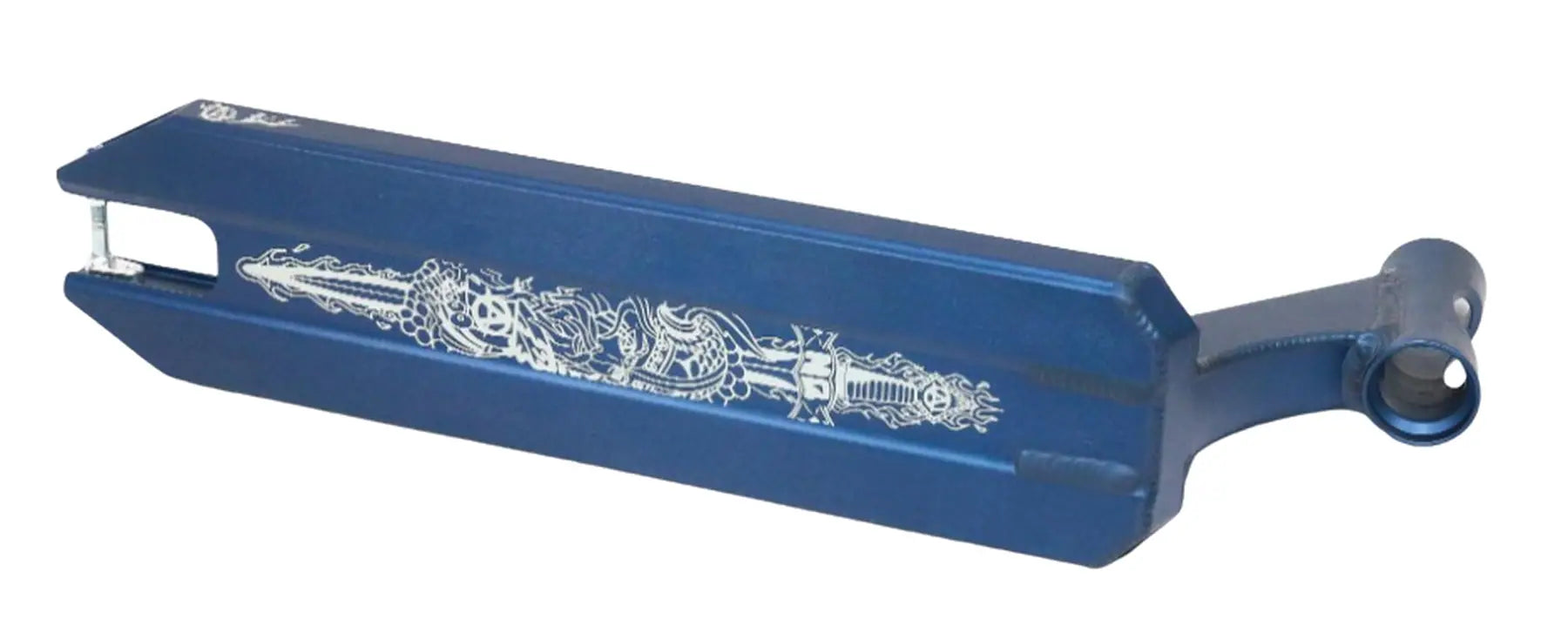 Närbild av Apex Signature Decks undersida med grindskena och signaturdetaljer.