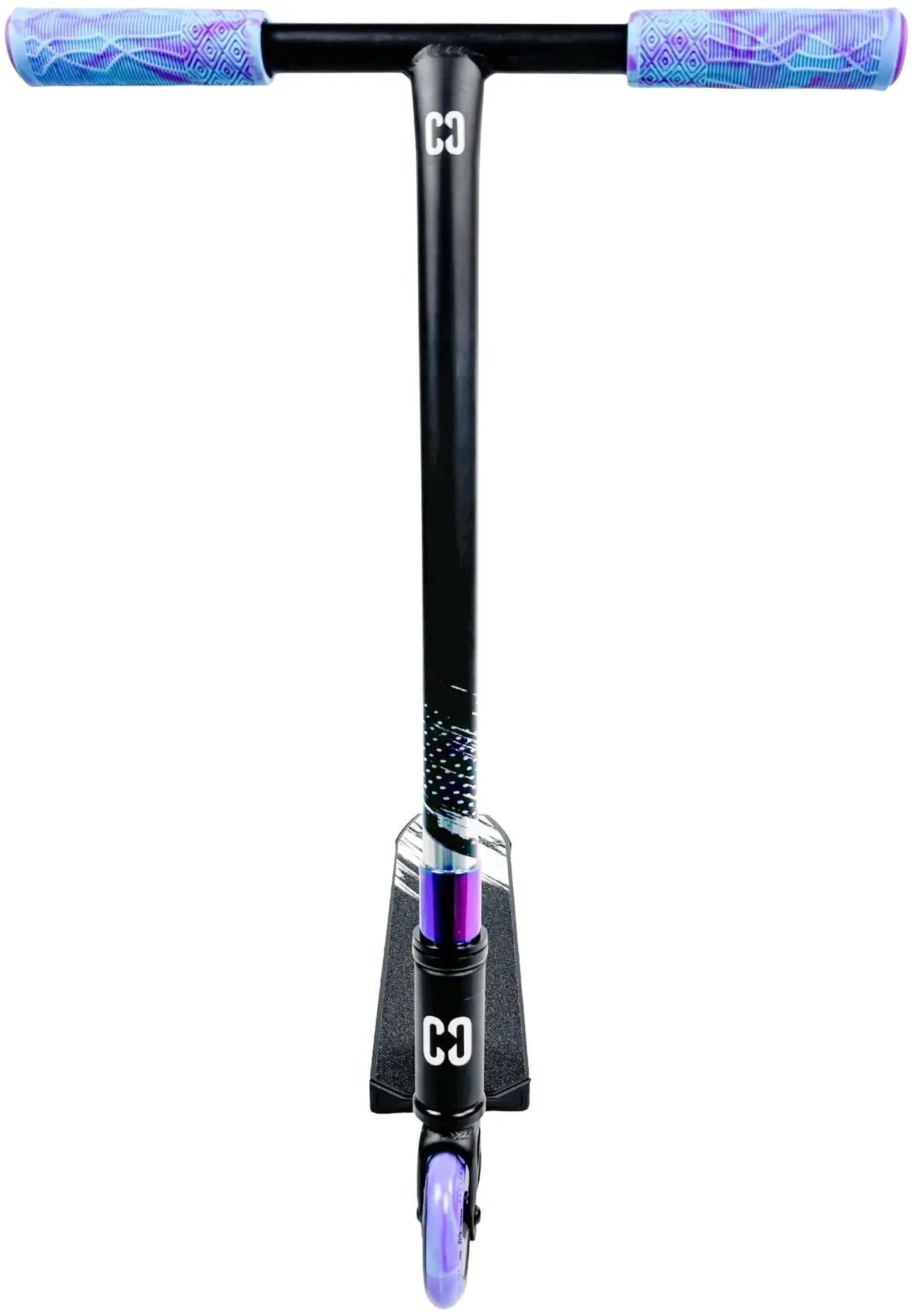 Kompakt och lätt manövrerbar trick sparkcykel från Core, designad för att ge en smidig åkupplevelse och perfekt för både nybörjare och erfarna åkare som vill utföra trick och stunts.