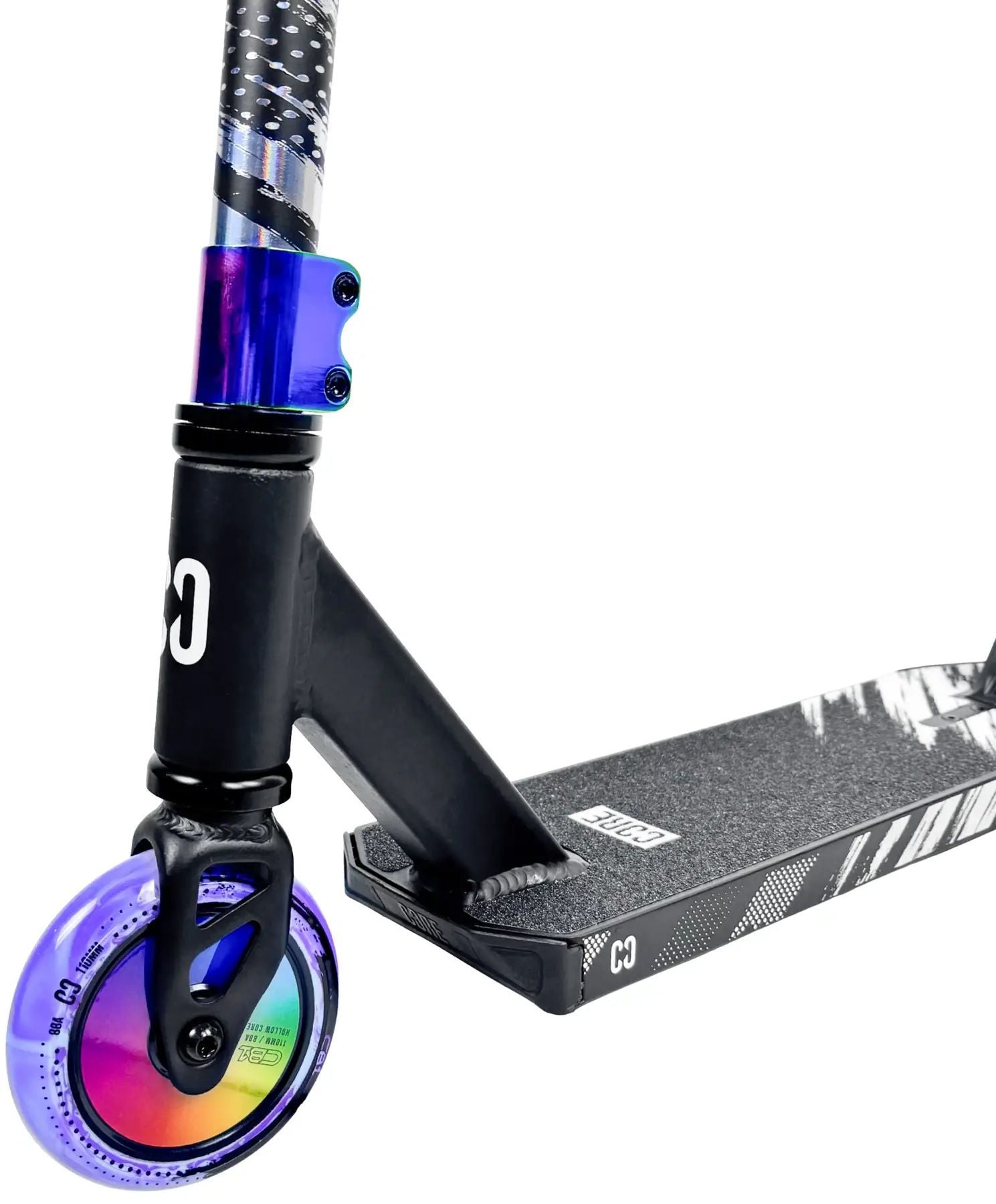 Kompakt och lätt manövrerbar trick sparkcykel från Core, designad för att ge en smidig åkupplevelse och perfekt för både nybörjare och erfarna åkare som vill utföra trick och stunts.