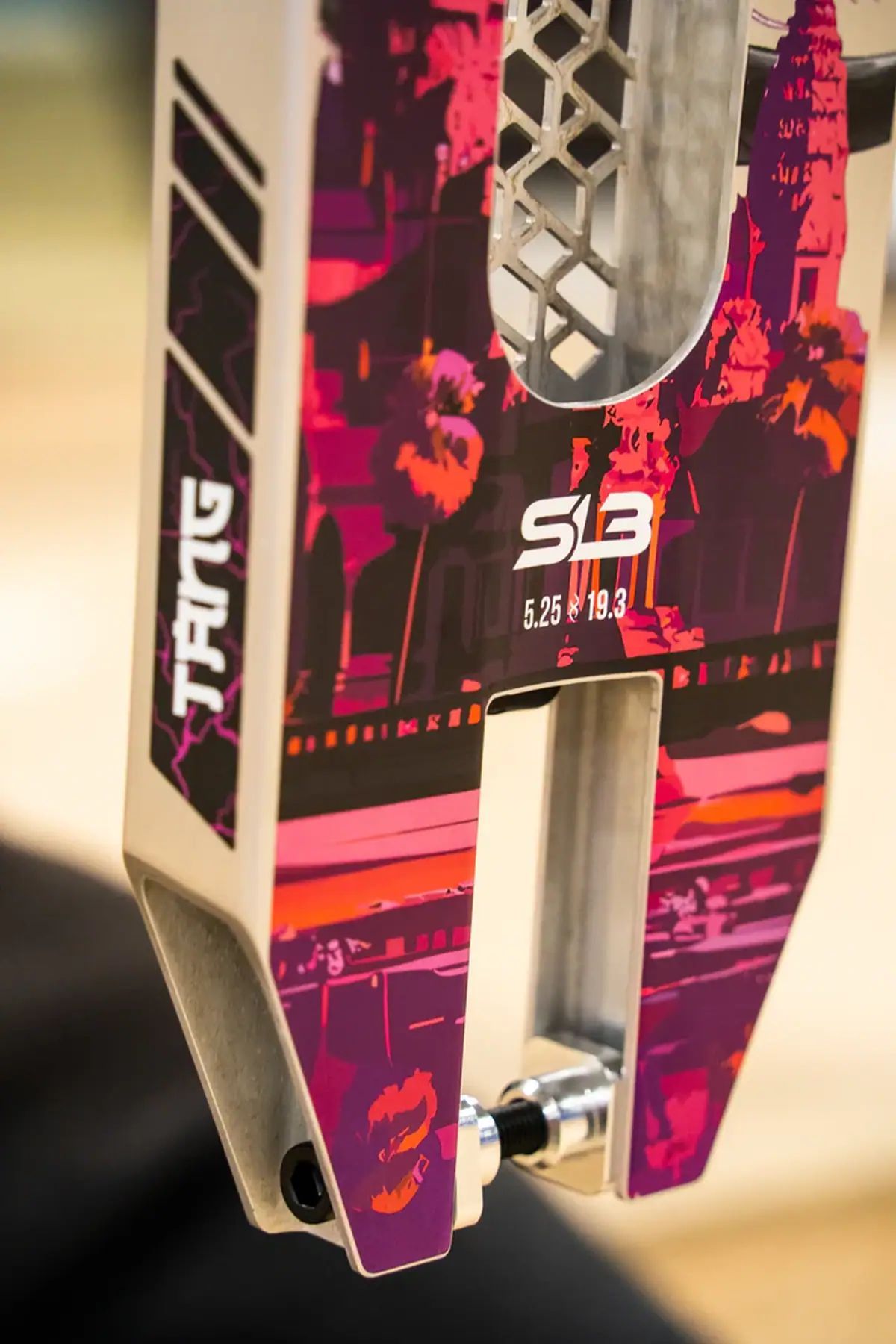 Kickbike-däck från Core SL3 Signature, designat av Brandon Tang, perfekt för stunt och tricks, med en stilren och funktionell design som ger optimal prestanda och hållbarhet. Idealisk för både nybörjare och erfarna åkare.