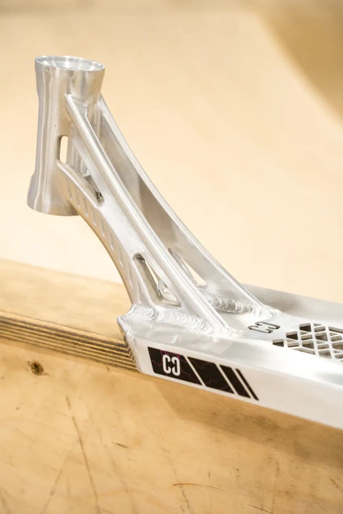 Kickbike-däck från Core SL3 Signature, designat av Brandon Tang, perfekt för stunt och tricks, med en stilren och funktionell design som ger optimal prestanda och hållbarhet. Idealisk för både nybörjare och erfarna åkare.