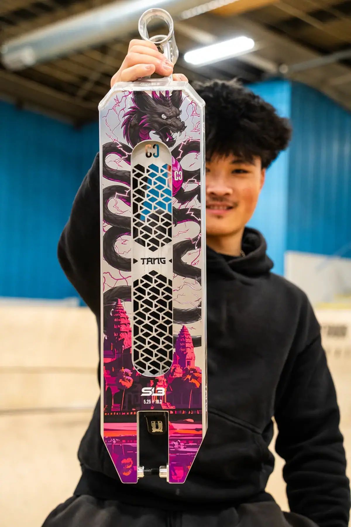 Kickbike-däck från Core SL3 Signature, designat av Brandon Tang, perfekt för stunt och tricks, med en stilren och funktionell design som ger optimal prestanda och hållbarhet. Idealisk för både nybörjare och erfarna åkare.