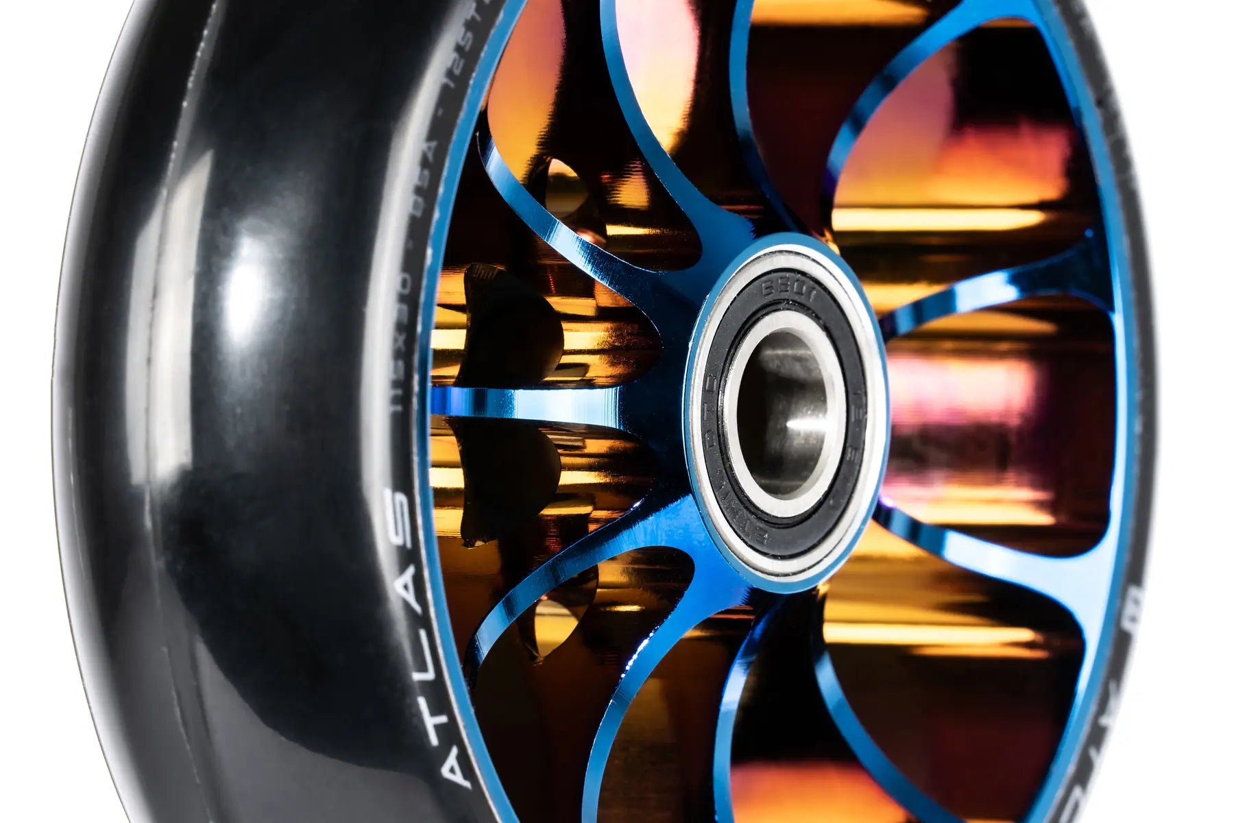Närbild av Ethic Atlas sparkcykelhjul i Chrome Blue, komplett med kullager och spacers för smidig åkning.
