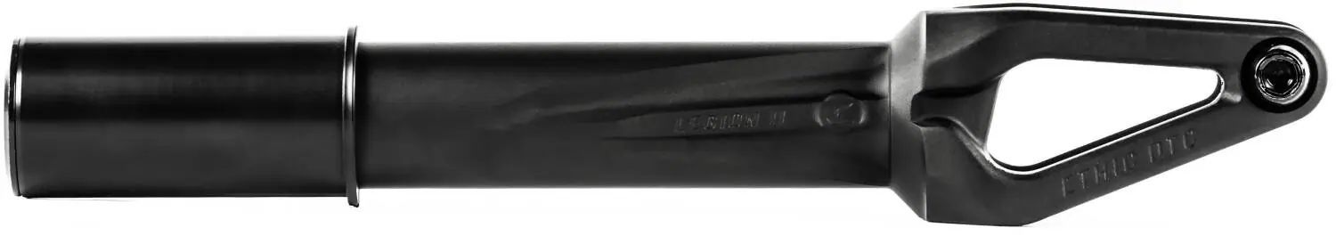 Framgaffel för kickbike med hög hållbarhet och prestanda, designad för att förbättra styrning och stabilitet vid tricks och åkning. Passar perfekt för både nybörjare och erfarna åkare som söker pålitliga och högkvalitativa komponenter.