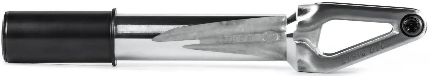 Högpresterande framgaffel speciellt designad för kickbike, perfekt för trick och freestyle-körning, ger stabilitet och kontroll vid olika åkstilar. Idealisk för både nybörjare och avancerade åkare som vill förbättra sin åkupplevelse.