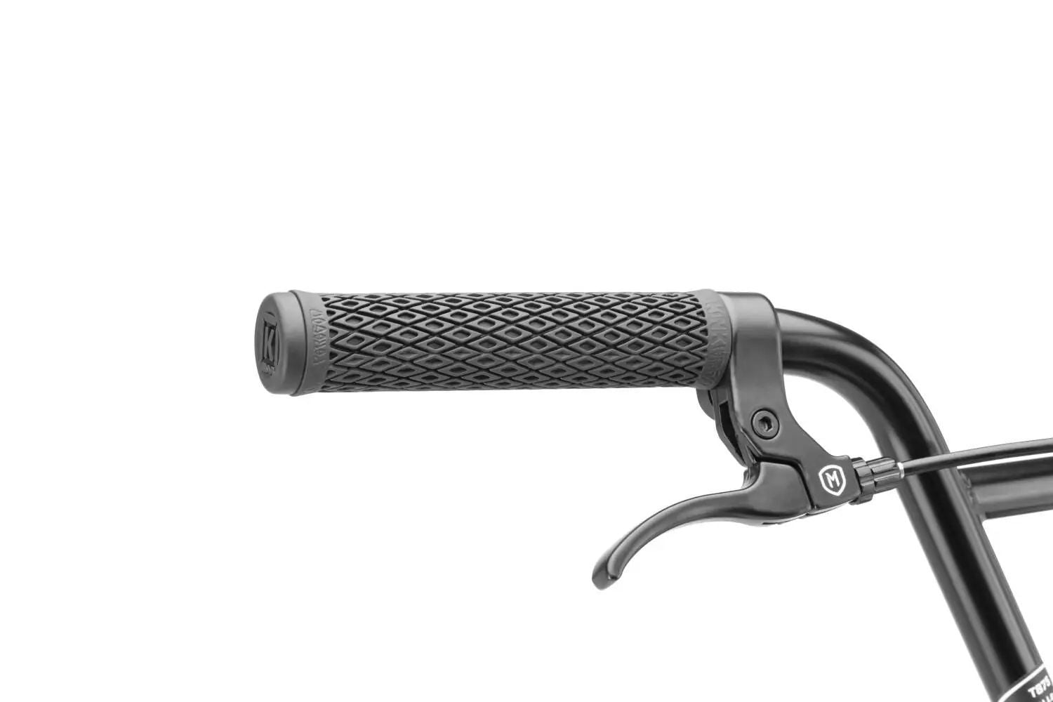 Kink Kicker 18 är en högpresterande BMX-cykel designad för tricks och stuntåkning. Cykeln är utrustad med hållbara komponenter och en ergonomisk design som gör den perfekt för både nybörjare och erfarna åkare. Idealiskt val för grus eller skatepark.