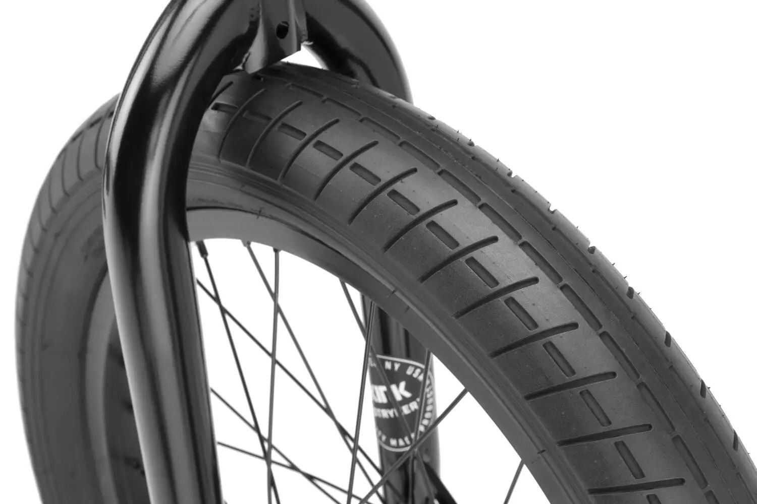 Kink Kicker 18 är en högpresterande BMX-cykel designad för tricks och stuntåkning. Cykeln är utrustad med hållbara komponenter och en ergonomisk design som gör den perfekt för både nybörjare och erfarna åkare. Idealiskt val för grus eller skatepark.