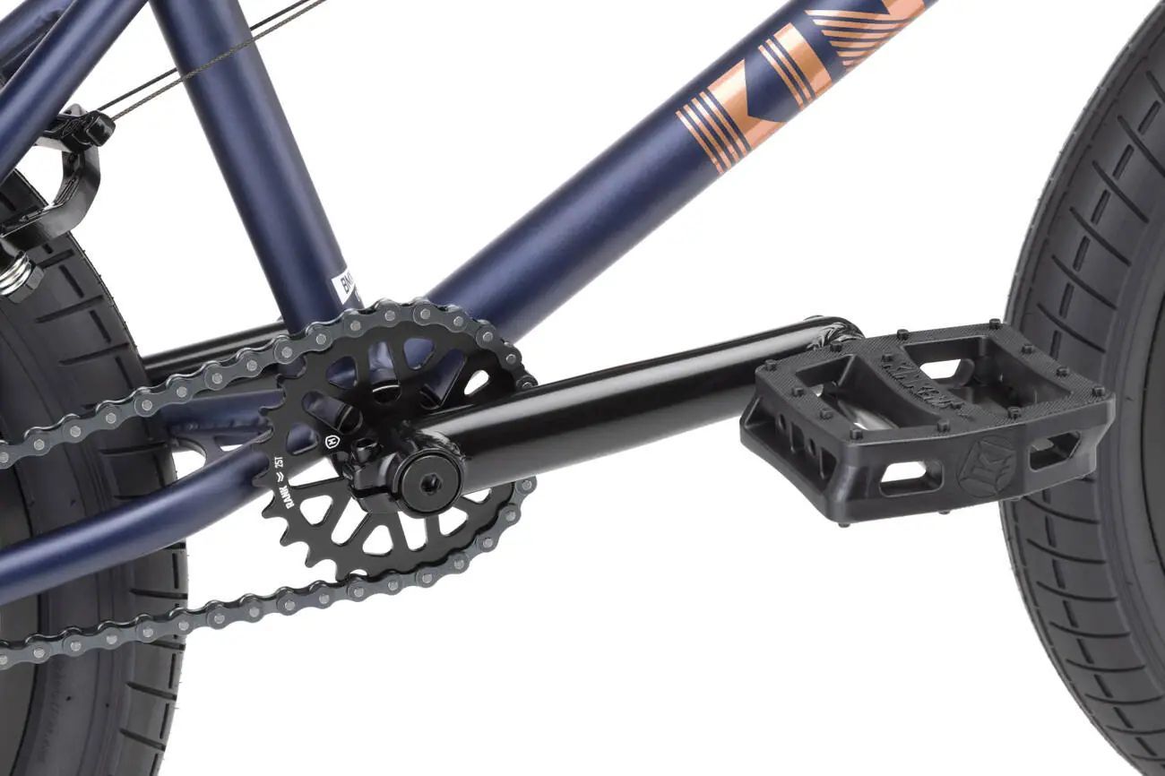 Kink Kicker 18 är en högpresterande BMX-cykel designad för tricks och stuntåkning. Cykeln är utrustad med hållbara komponenter och en ergonomisk design som gör den perfekt för både nybörjare och erfarna åkare. Idealiskt val för grus eller skatepark.