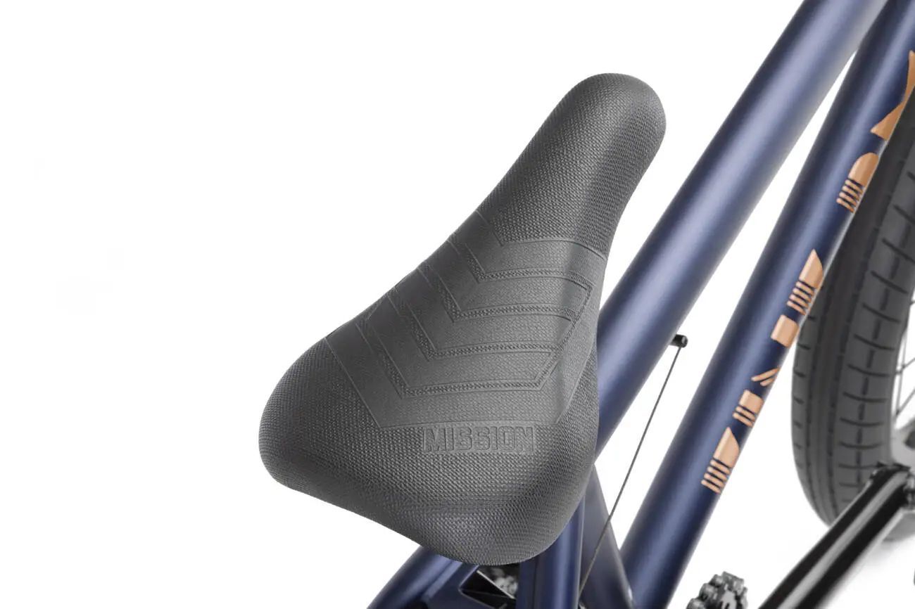 Kink Kicker 18 är en högpresterande BMX-cykel designad för tricks och stuntåkning. Cykeln är utrustad med hållbara komponenter och en ergonomisk design som gör den perfekt för både nybörjare och erfarna åkare. Idealiskt val för grus eller skatepark.