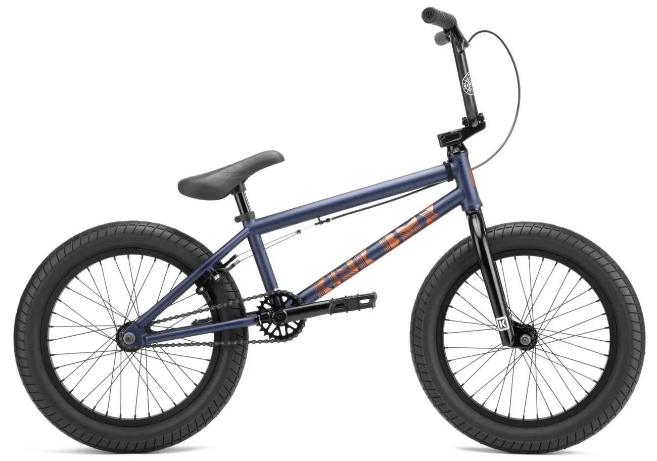 Kink Kicker 18 är en högpresterande BMX-cykel designad för tricks och stuntåkning. Cykeln är utrustad med hållbara komponenter och en ergonomisk design som gör den perfekt för både nybörjare och erfarna åkare. Idealiskt val för grus eller skatepark.