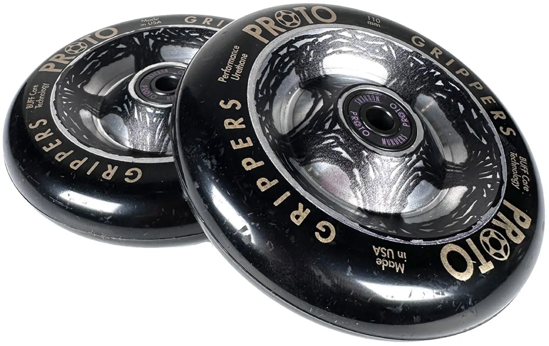 Syftet med Proto Catalyst Gripper sparkcykelhjul 2-pack är att förbättra prestanda och grepp på din barnens sparkcykel, vilket gör den perfekt för tricks och stunts. Dessa högkvalitativa hjul erbjuder hållbarhet och snabbhet, vilket gör dem till ett utmärkt val för både nybörjare och erfarna åkare. Idealisk för skateparks och asfalt, designad för att ge en mjuk och stabil åktur.