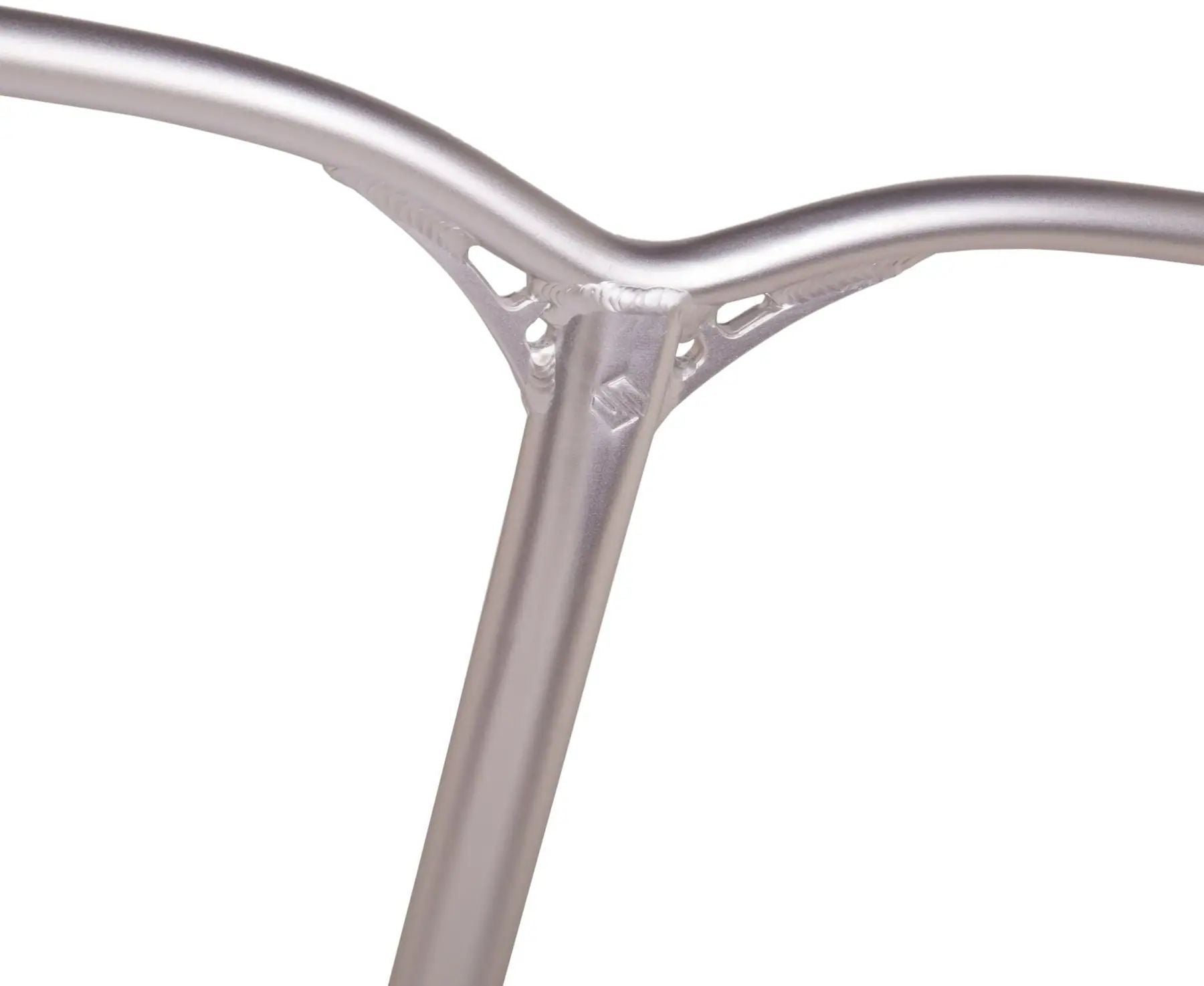 Styr till Striker Lux V2 Alu Kickbike, designad för optimal prestanda och manövrerbarhet. Perfekt för både nybörjare och mer erfarna åkare, vilket ger en smidig och säker åkpresentation.