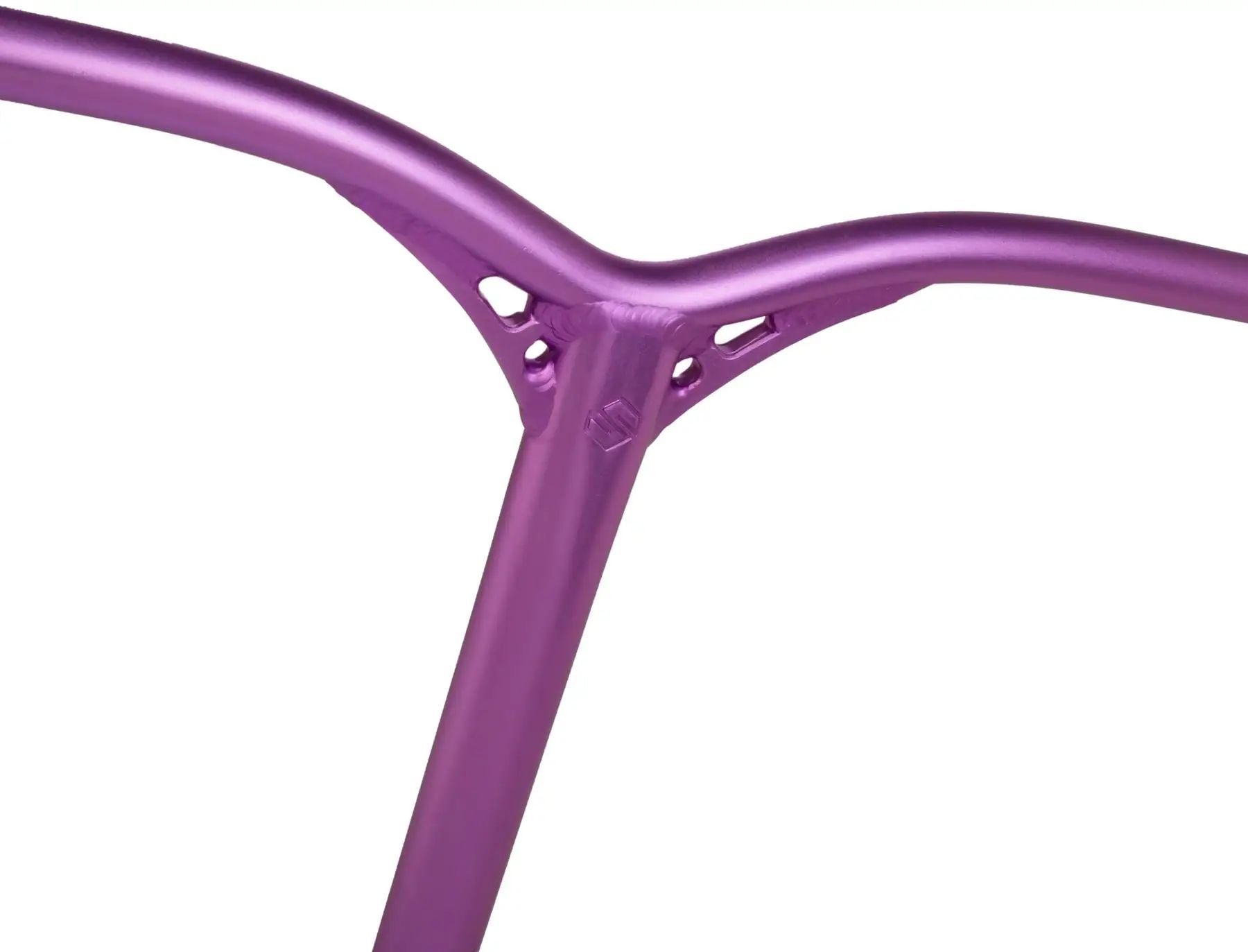 Styr till Striker Lux V2 Alu Kickbike, designad för optimal prestanda och manövrerbarhet. Perfekt för både nybörjare och mer erfarna åkare, vilket ger en smidig och säker åkpresentation.