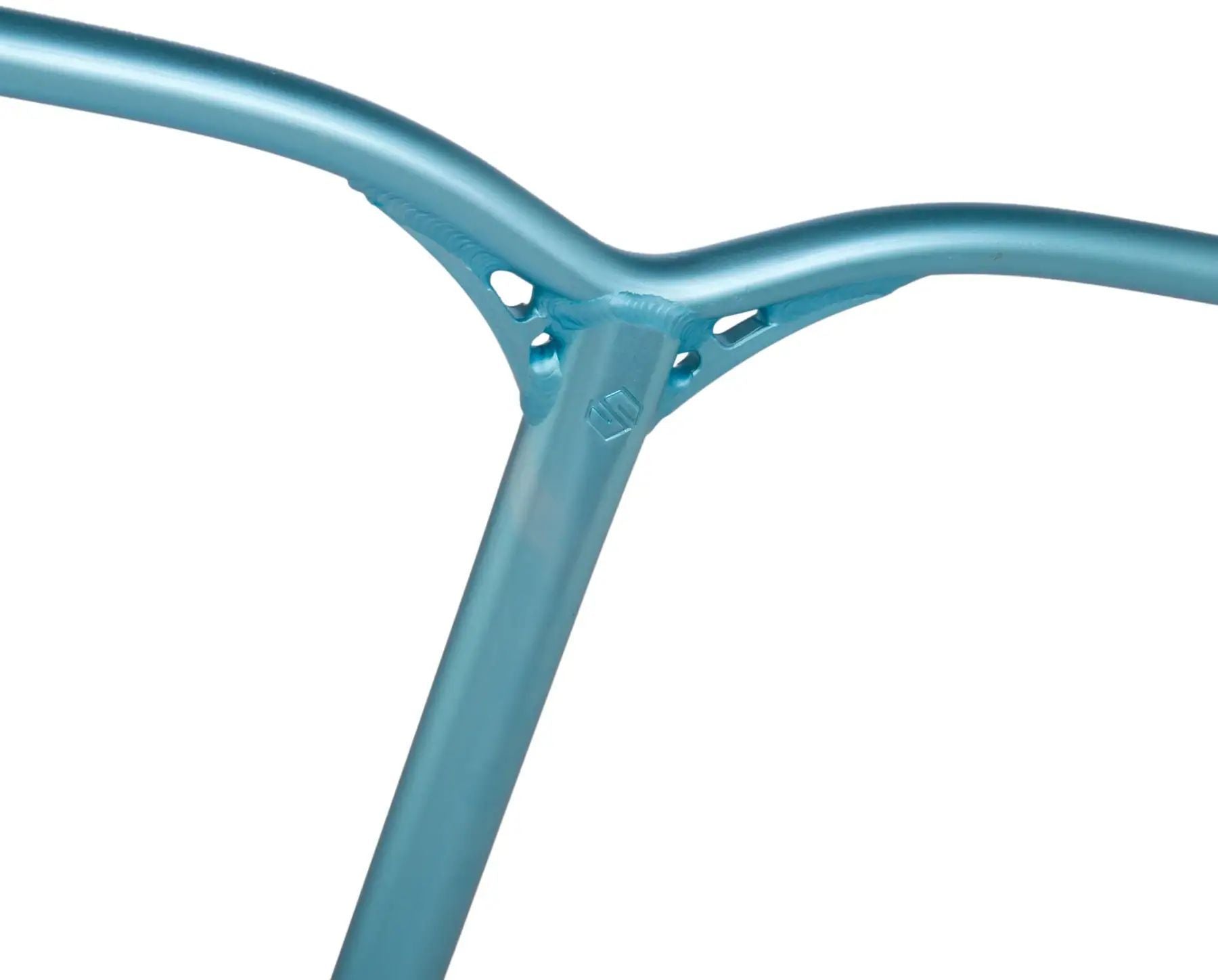 Styr till Striker Lux V2 Alu Kickbike, designad för optimal prestanda och manövrerbarhet. Perfekt för både nybörjare och mer erfarna åkare, vilket ger en smidig och säker åkpresentation.