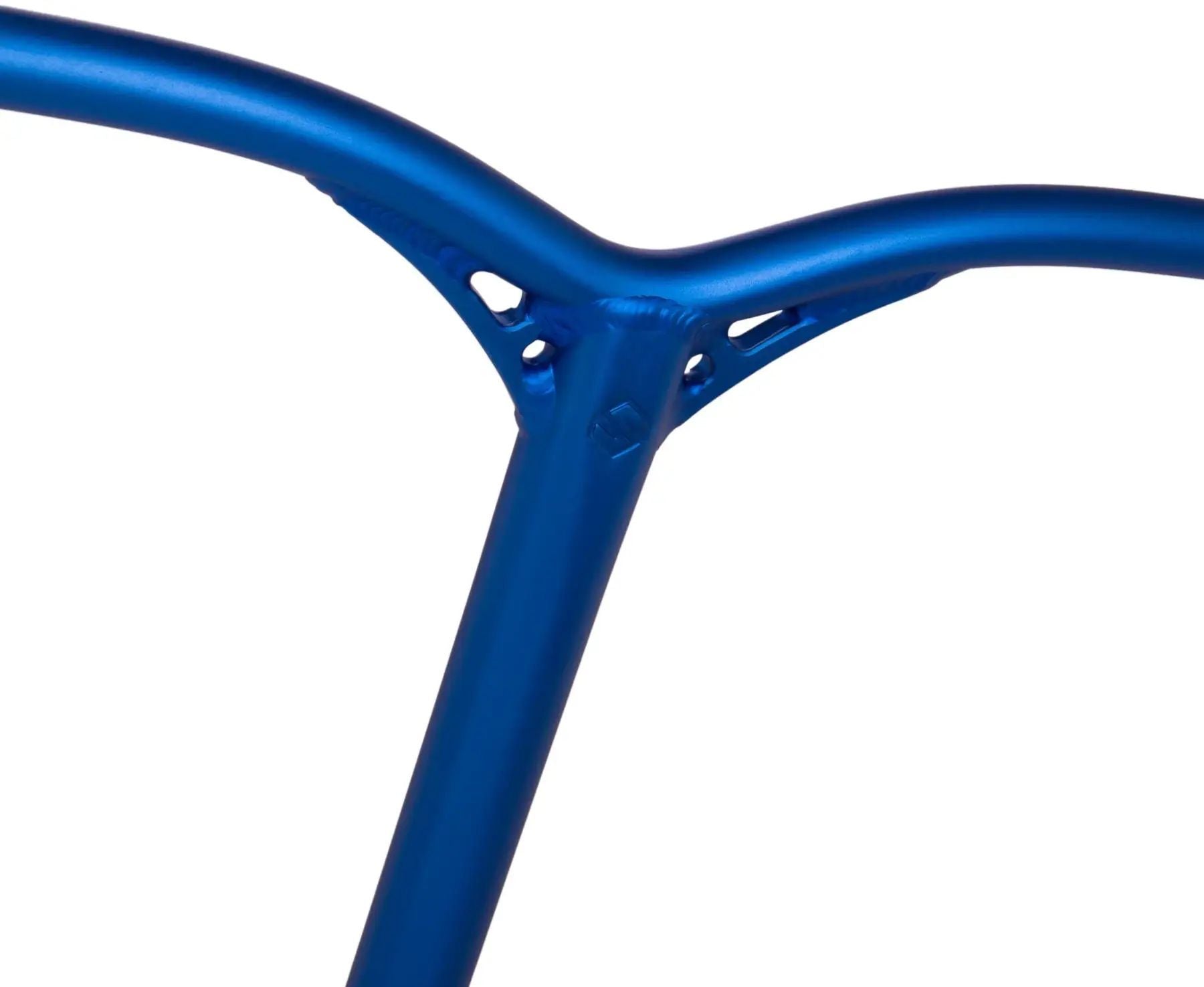 Styr till Striker Lux V2 Alu Kickbike, designad för optimal prestanda och manövrerbarhet. Perfekt för både nybörjare och mer erfarna åkare, vilket ger en smidig och säker åkpresentation.