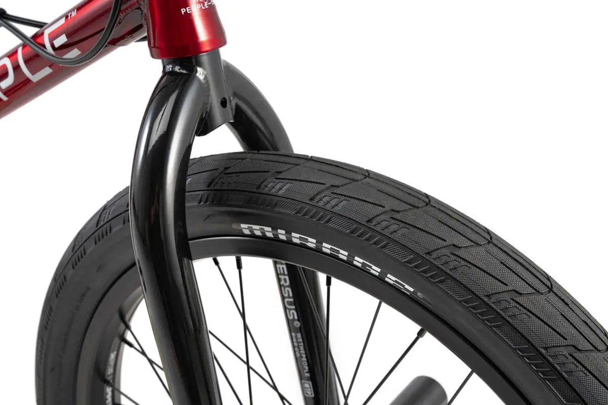 Optimerad bildbeskrivning för Wethepeople Versus 20 BMX-cykel som visar dess sportiga design och hög prestanda, perfekt för både nybörjare och avancerade cyklister som söker en pålitlig och robust cykel för tricks och stuntåkning.